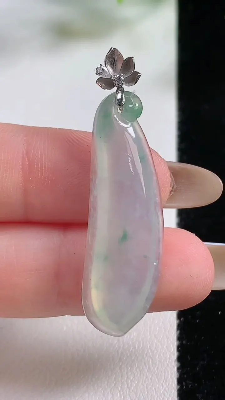 天然A货翡翠种飘花福瓜吊坠，尺寸36.6-11.4-5，重量:3.93g
11月9日