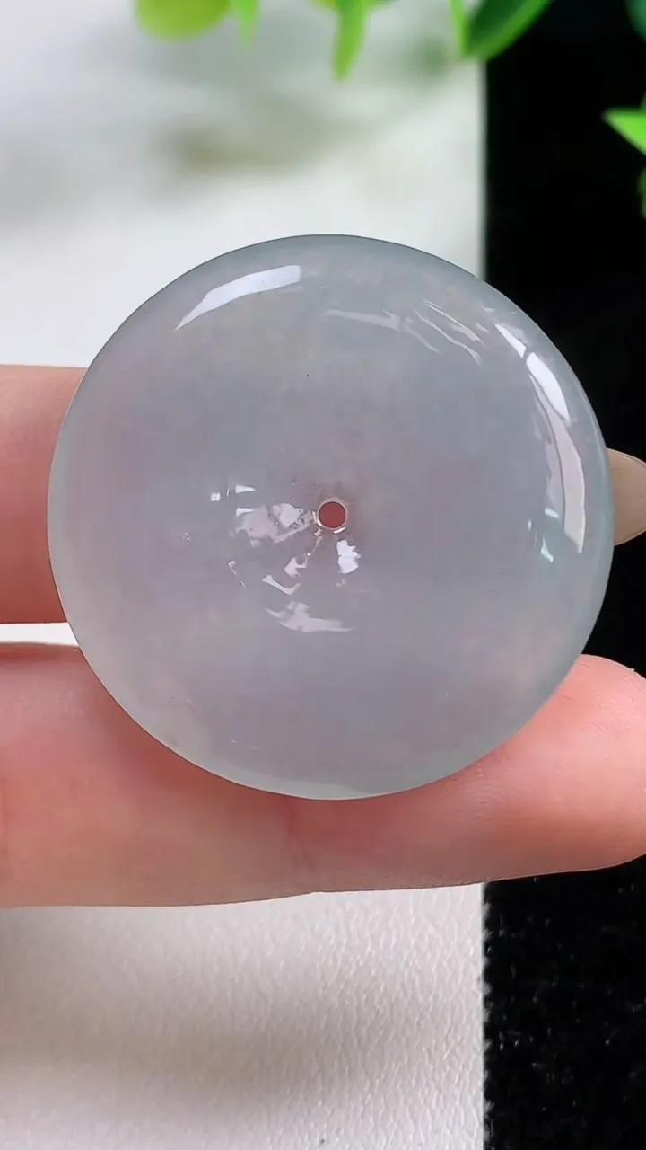 天然A货翡翠平安扣吊坠，尺寸33.4-5.4，重量:12.35g
11月9日