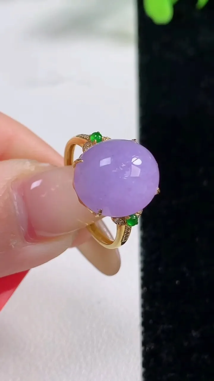 天然A货翡翠种紫罗兰蛋面戒指，尺寸17.2-13-11.2，重量:3.01g2025年11月9日
工