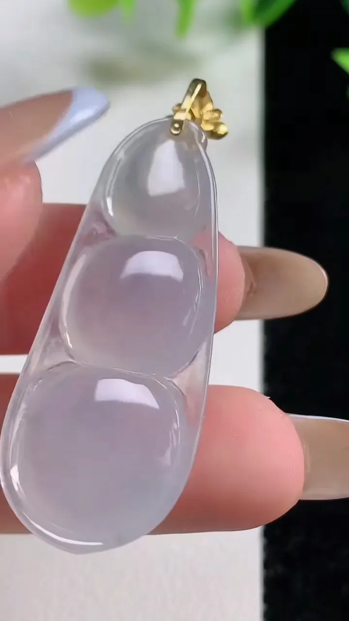 天然A货翡翠种飘花福豆吊坠，尺寸41.2-17.4-6，重量:7.02g
11月9日