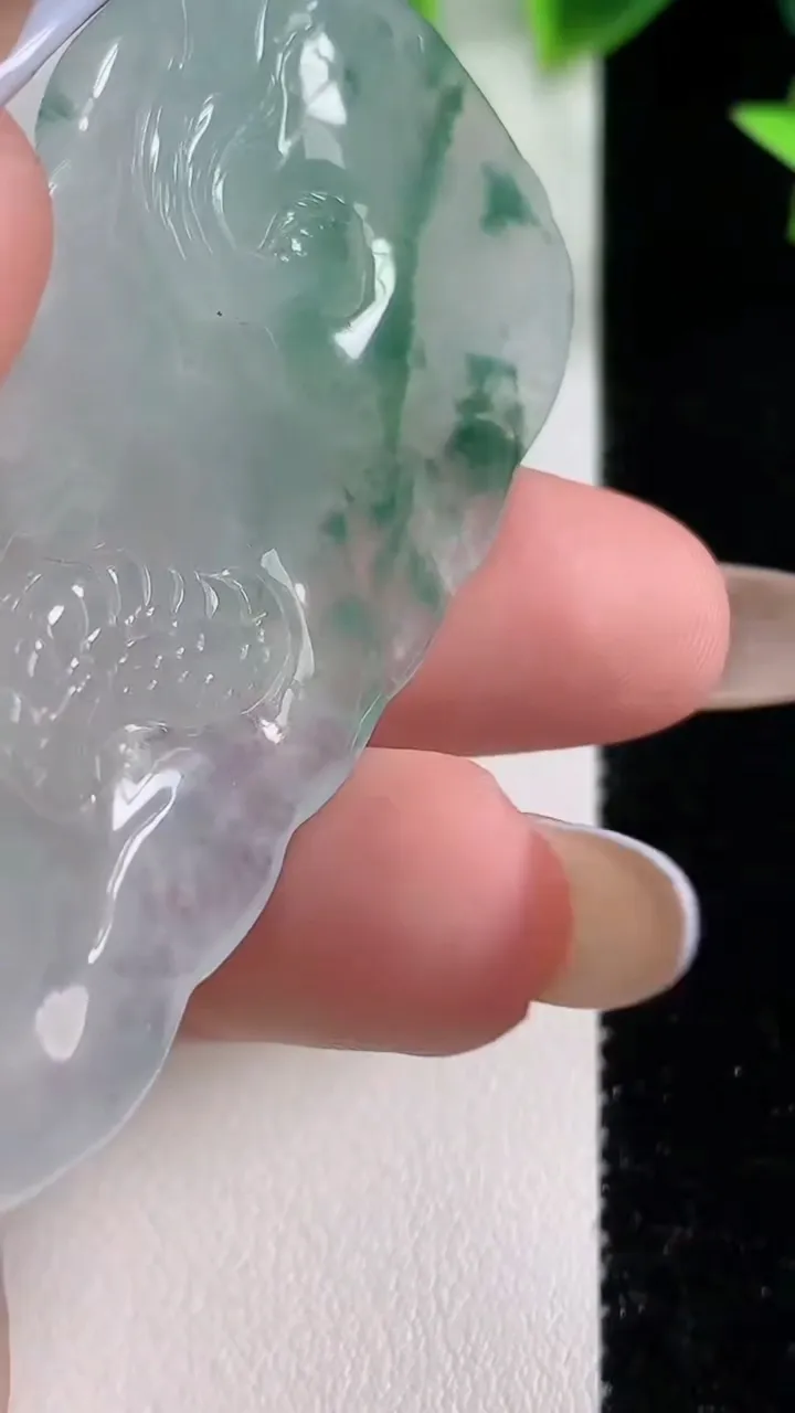 天然A货翡翠冰种飘花龙牌吊坠，尺寸65.5-31-9.2，重量:28.60g
11月9日