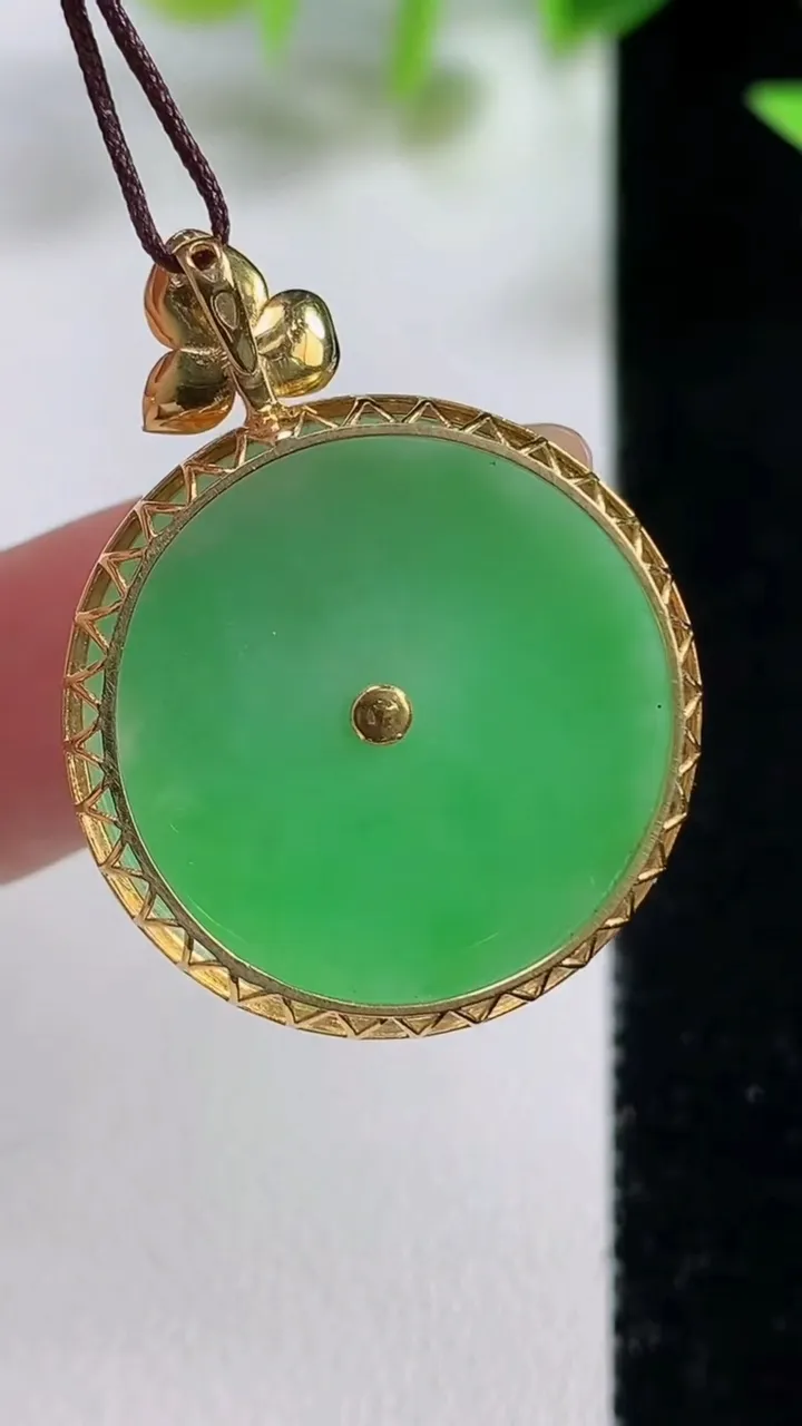 天然A货翡翠平安扣吊坠，尺寸32.6-24.7-6.3裸石23.5，重量:4.42g
11月9日