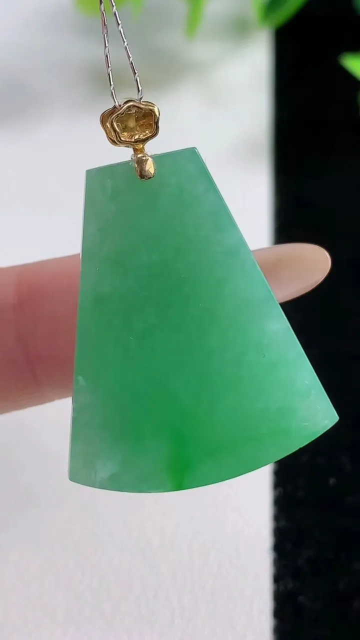 天然A货翡翠无事牌吊坠，尺寸29-22.5-6.3，重量:7.78g
11月9日