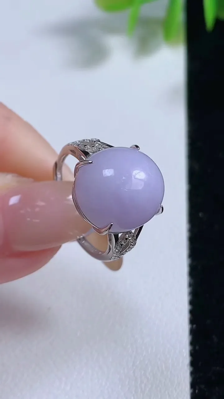 天然A货翡翠925银 紫罗兰蛋面戒指，尺寸13.8-12.2-7.8，重量:3.56g2025年11月9日
工厂直销收藏佳品,种好水足，色泽均匀，有种有色，上手高大气！