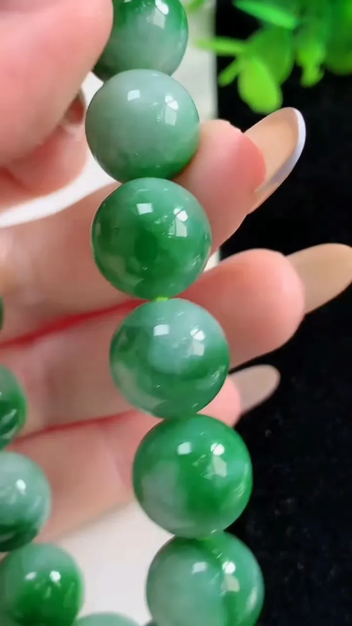 天然A货翡翠圆珠手串16颗，尺寸12.8，重量:58.38g11月9日
工厂直销收藏佳品,种好水足，色泽均匀，有种有色，上手高大气！