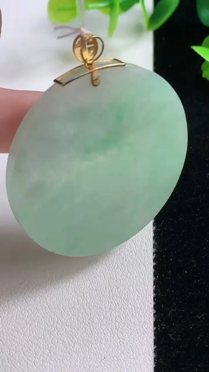 天然A货翡翠无事牌吊坠，尺寸44.4-3.8，重量:18.28g
11月9日