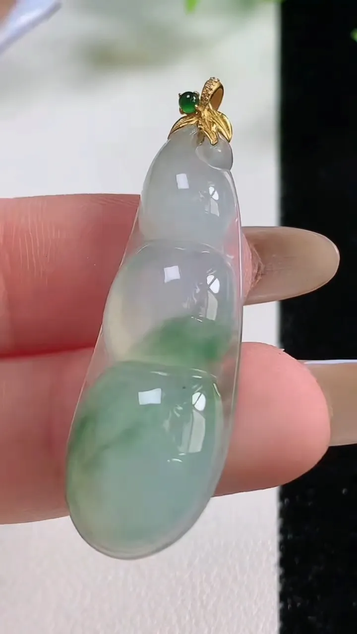 天然A货翡翠种飘花福豆吊坠，尺寸39.6-14.4-5.6，重量:5.26g
11月9日