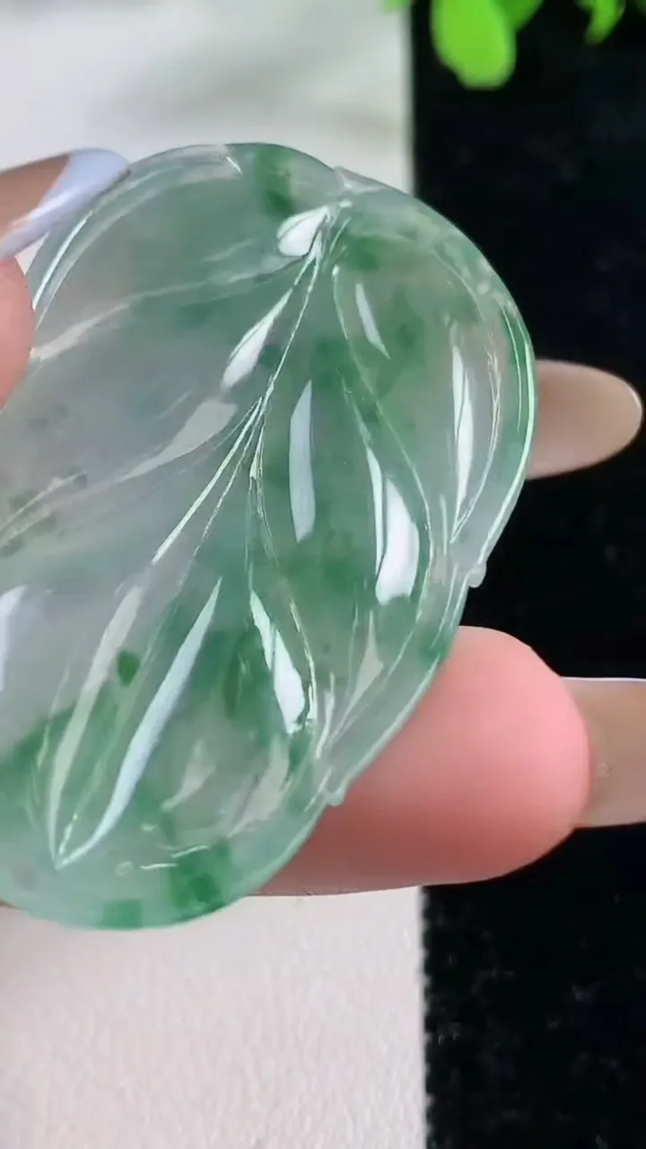 天然A货翡翠种飘花金枝玉叶 叶子吊坠，尺寸48.5-29.5-5.3，重量:14.32g
11月9日