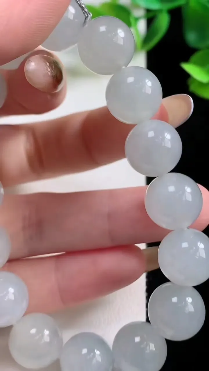 天然A货翡翠种白冰圆珠手串16颗，尺寸12.3，重量:53.77g11月9日
工厂直销收藏佳品,种好水足，色泽均匀，有种有色，上手高大气！