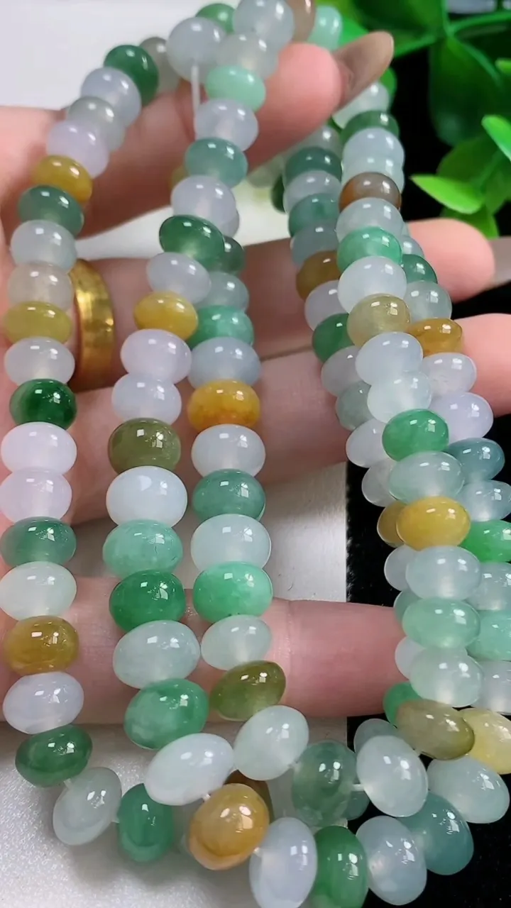 天然A货翡翠种三彩算盘珠项链132颗，尺寸8.9-6.5，重量:94.80g
11月9日
