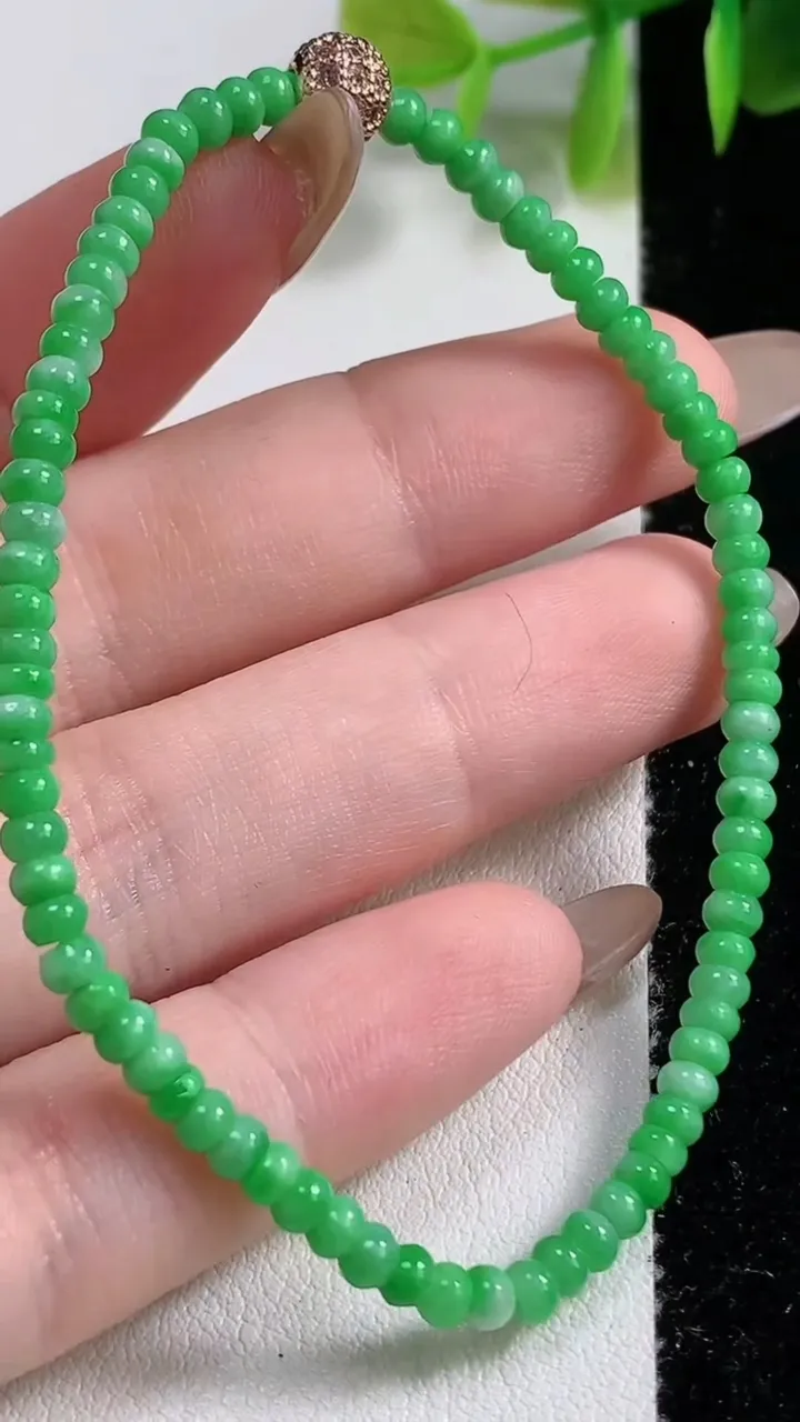 天然A货翡翠算盘珠手串74颗，尺寸3.3-2.4，重量:4.54g11月9日
工厂直销收藏佳品,种好水足，色泽均匀，有种有色，上手高大气！