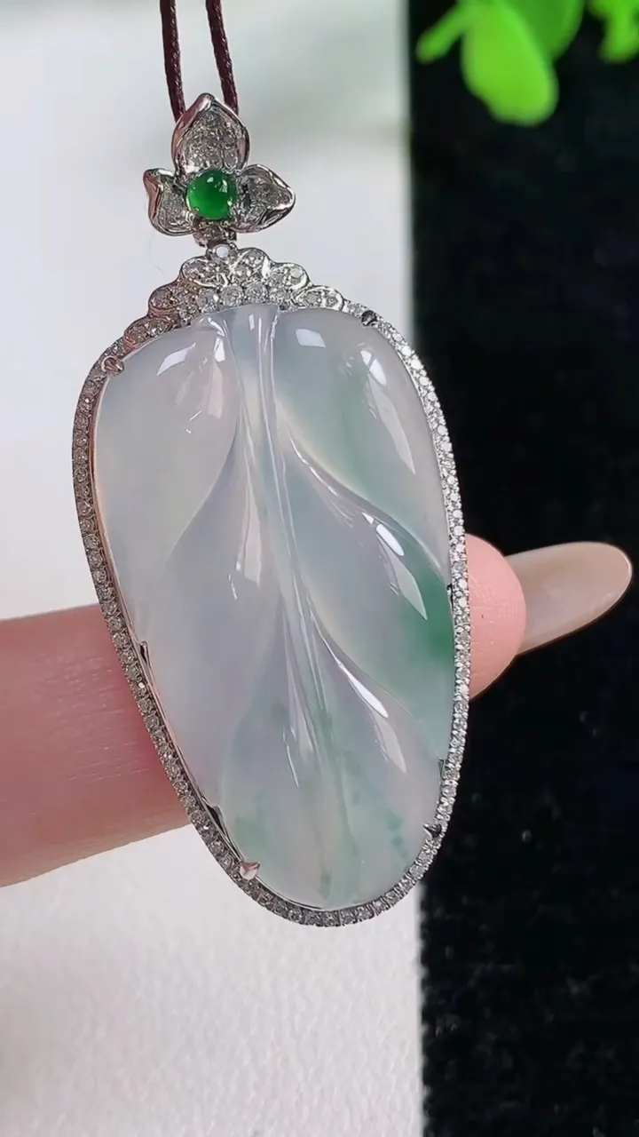 天然A货翡翠种飘花金枝玉叶 叶子吊坠，尺寸44.8-20.6-9.3裸石32-18，重量:8.20g