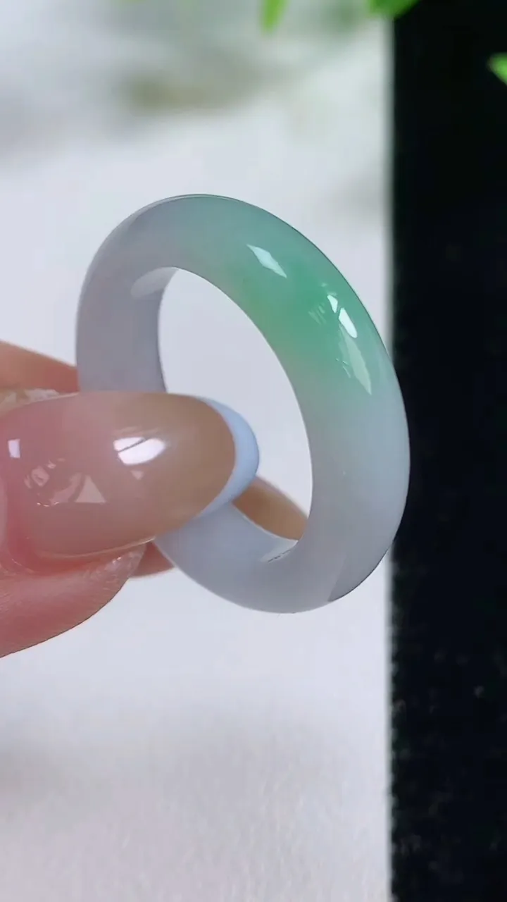 天然A货翡翠指环 戒指，尺寸19.8-5.9-3.8，重量:5.19g2025年11月9日
工厂直销