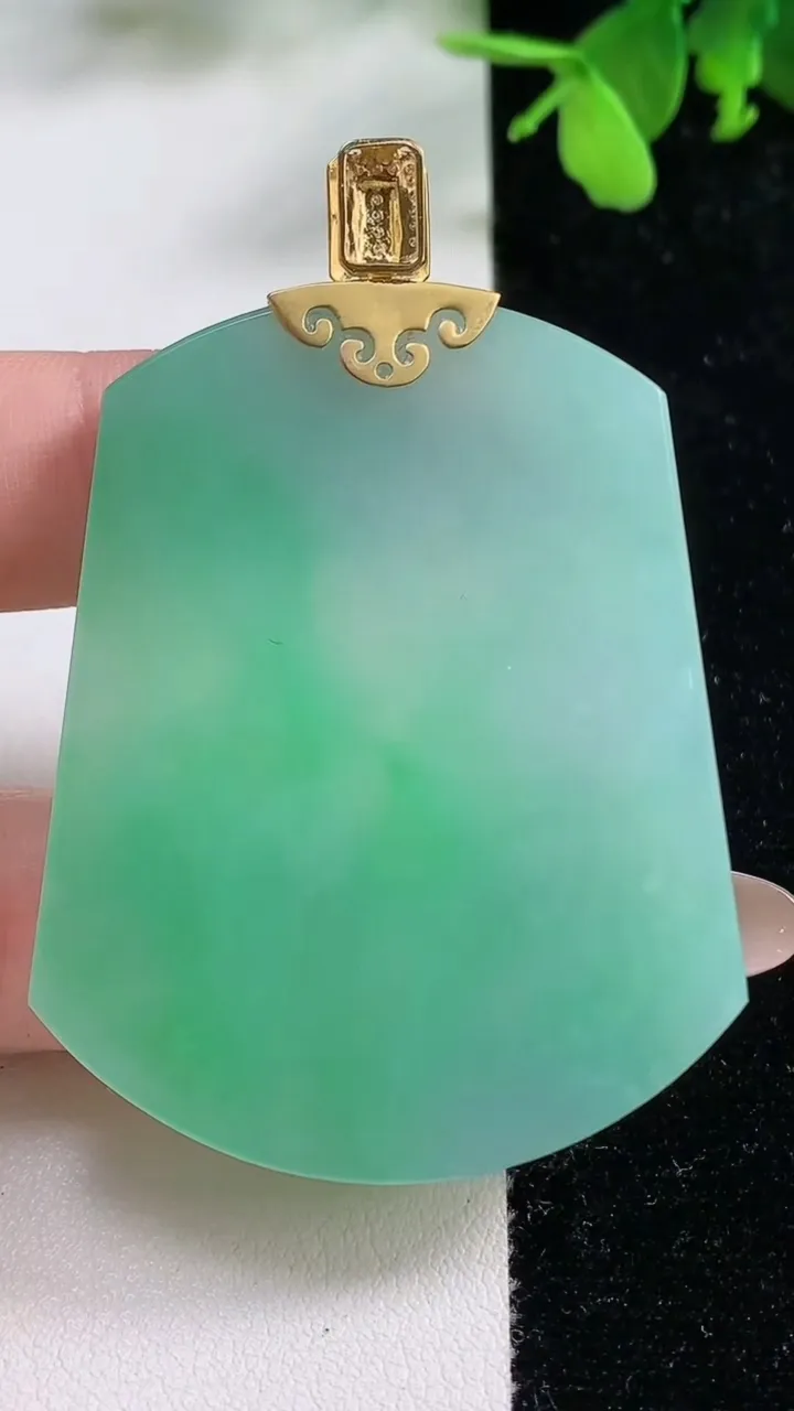 天然A货翡翠无事牌吊坠，尺寸52.7-40.3-4.8，重量:26.15g
11月9日