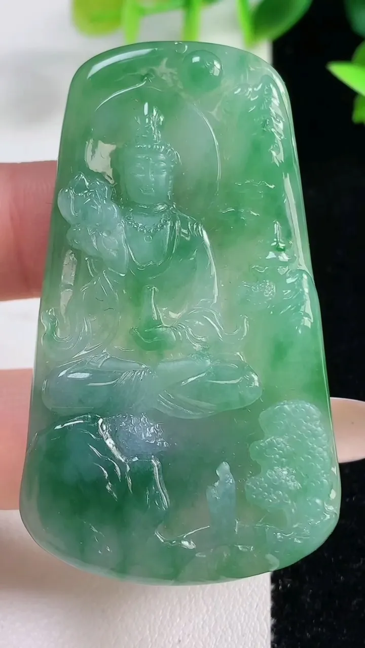 天然A货翡翠大势至观音菩萨吊坠，尺寸58.6-32.6-5.8，重量:24.44g
11月9日