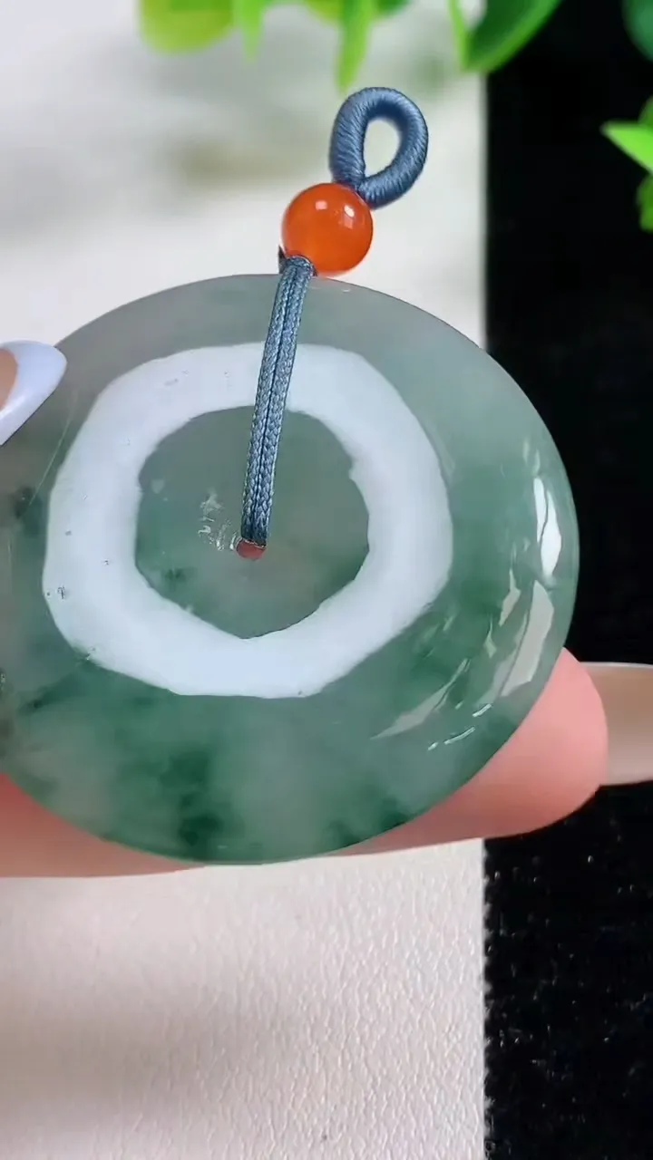 天然A货翡翠冰种飘花平安扣吊坠，尺寸39.3-5.4，重量:18.60g
11月9日