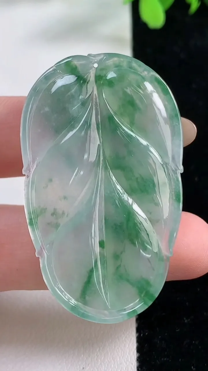 天然A货翡翠种飘花金枝玉叶 叶子吊坠，尺寸48.5-29.5-5.3，重量:14.32g
11月9日