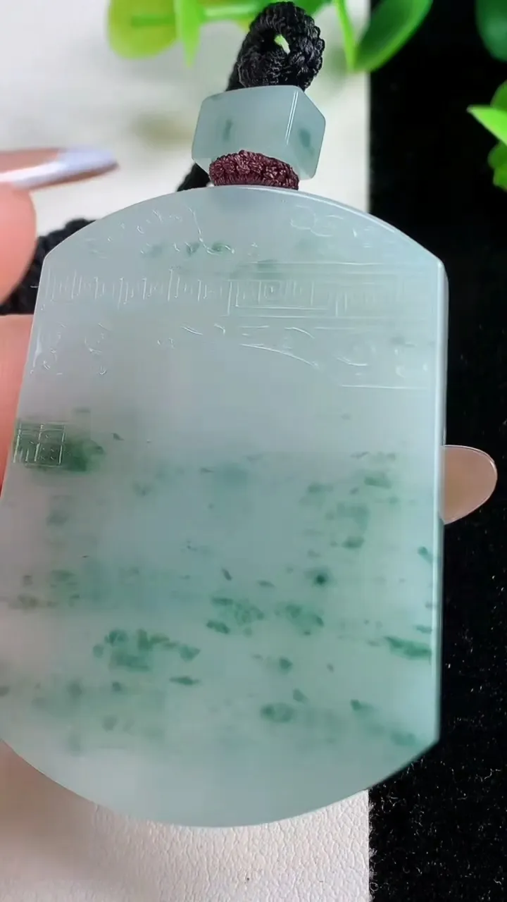 天然A货翡翠冰种飘花无事牌吊坠，尺寸54-39.2-5.7，重量:40.71g
11月9日