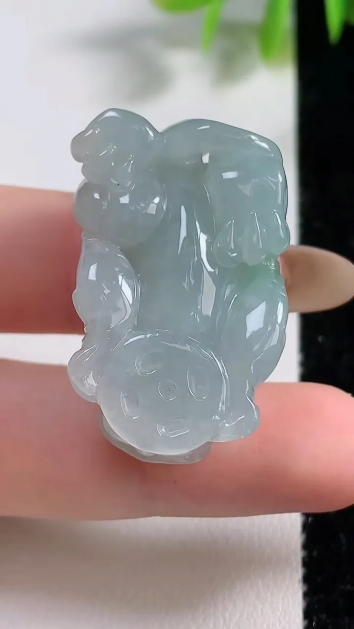 天然A货翡翠貔貅吊坠，尺寸33-21-12.2，重量:17.35g
11月9日