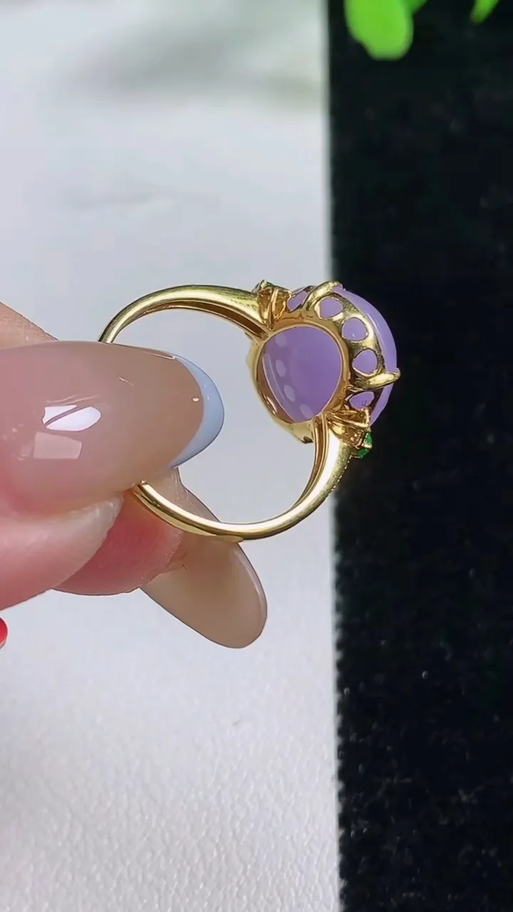 天然A货翡翠种紫罗兰蛋面戒指，尺寸17.2-13-11.2，重量:3.01g2025年11月9日
工厂直销收藏佳品,种好水足，色泽均匀，有种有色，上手高大气！
