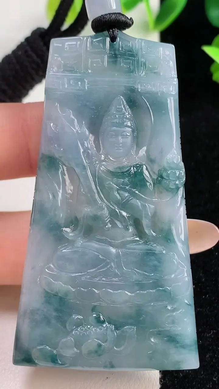 天然A货翡翠冰种紫罗兰 飘花虚空藏菩萨吊坠，尺寸64.5-34.2-7.4，重量:43.88g
11