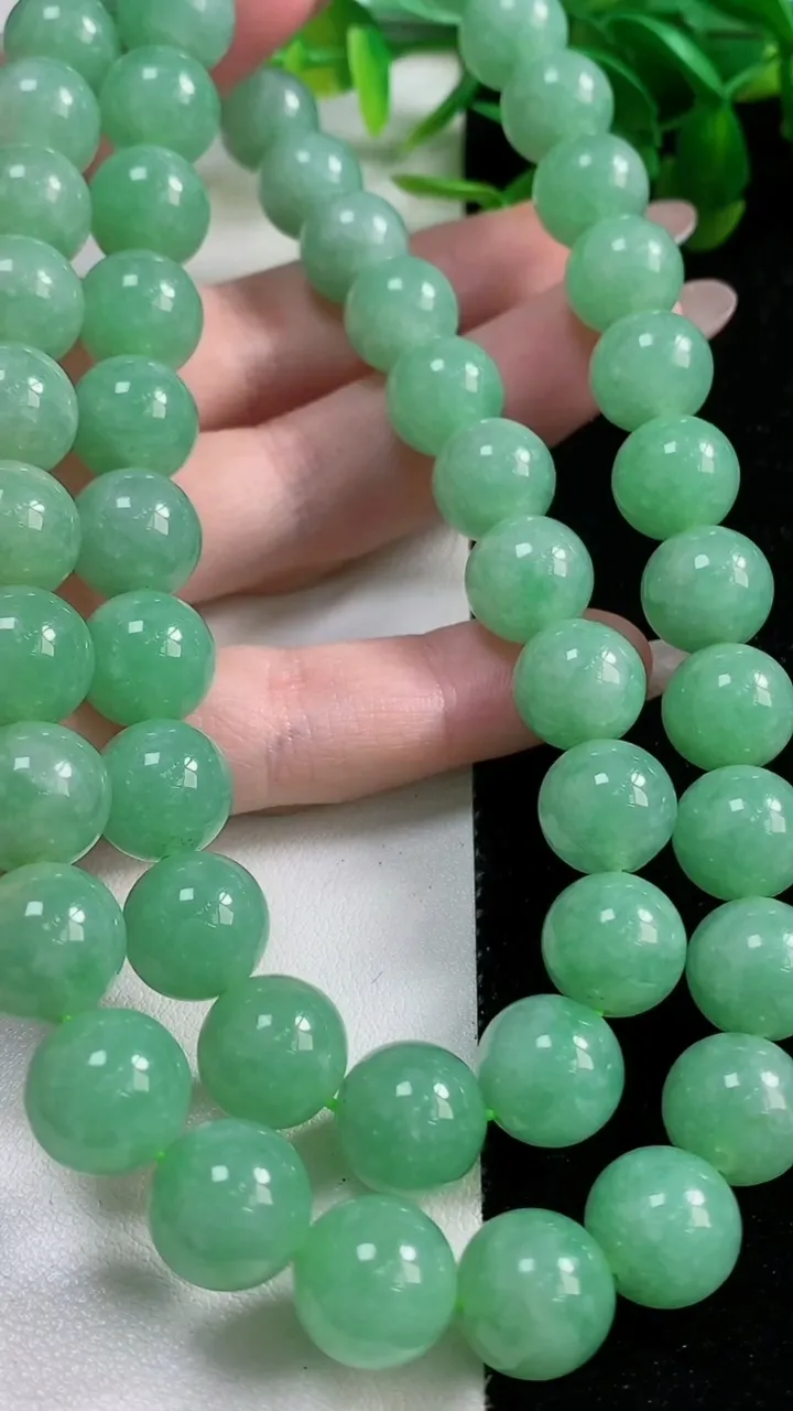 天然A货翡翠圆珠项链52颗，尺寸11.4，重量:138.11g11月9日
工厂直销收藏佳品,种好水足
