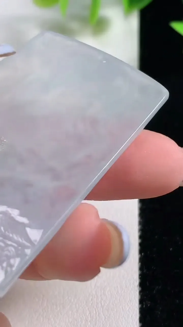 天然A货翡翠种白冰山水观音菩萨吊坠，尺寸57-34.6-5.5，重量:26.04g
11月9日