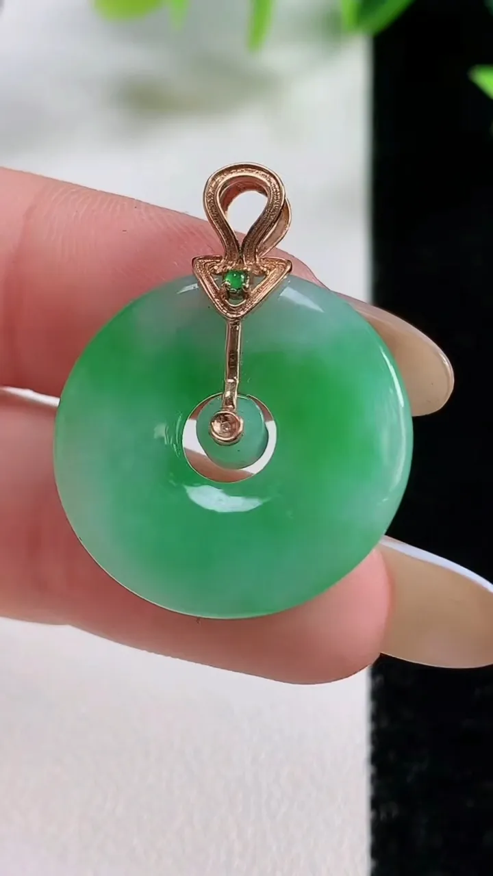 天然A货翡翠母子平安扣吊坠，尺寸23.4-3，重量:3.98g
11月9日