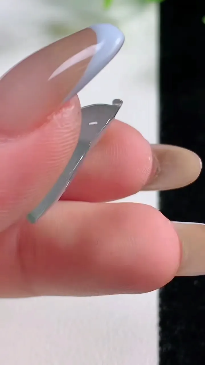 天然A货翡翠冰种飘花葫芦镶嵌件，尺寸22.8-15-7，重量:3.73g
11月9日