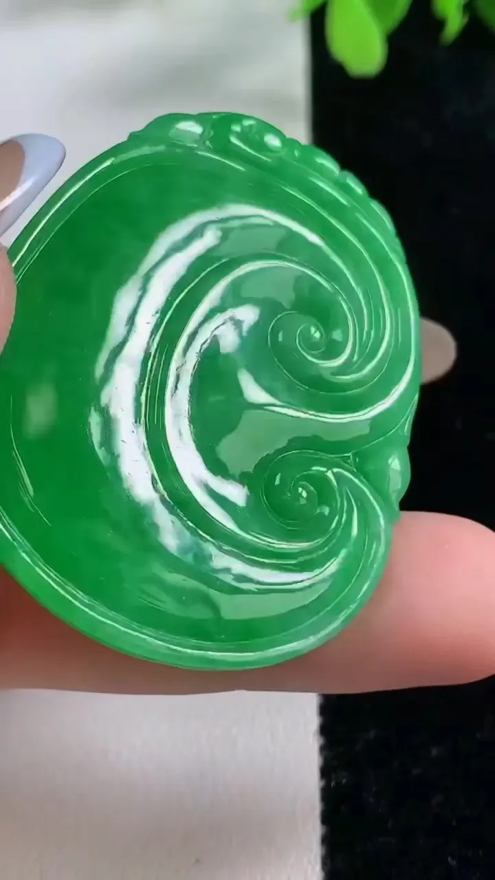 天然A货翡翠如意吊坠，尺寸47.7-35.7-6.4，重量:22.26g
11月9日