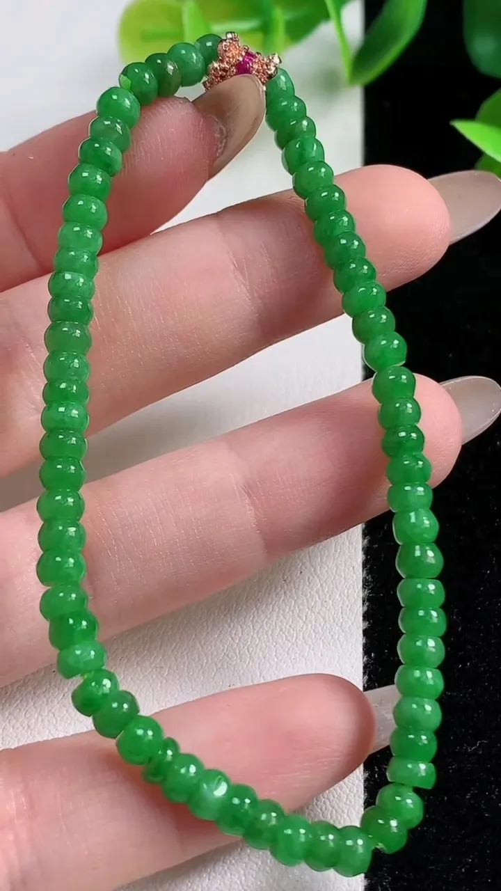 天然A货翡翠算盘珠手串64颗，尺寸4.4-2.7，重量:7.34g11月9日
工厂直销收藏佳品,种好水足，色泽均匀，有种有色，上手高大气！