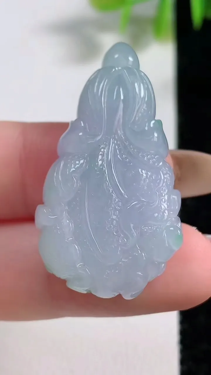 天然A货翡翠白菜吊坠，尺寸37.7-20.8-9，重量:11.56g
11月9日