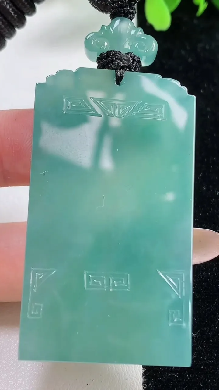 天然A货翡翠仿古无事牌吊坠，尺寸54.8-30.2-6，重量:39.39g
11月9日