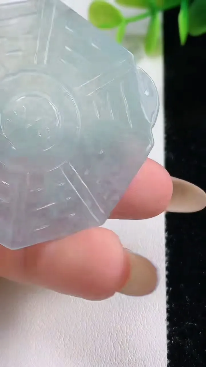 天然A货翡翠冰种飘花八卦阵吊坠，尺寸48.3-45.4-3，重量:14.11g
11月9日