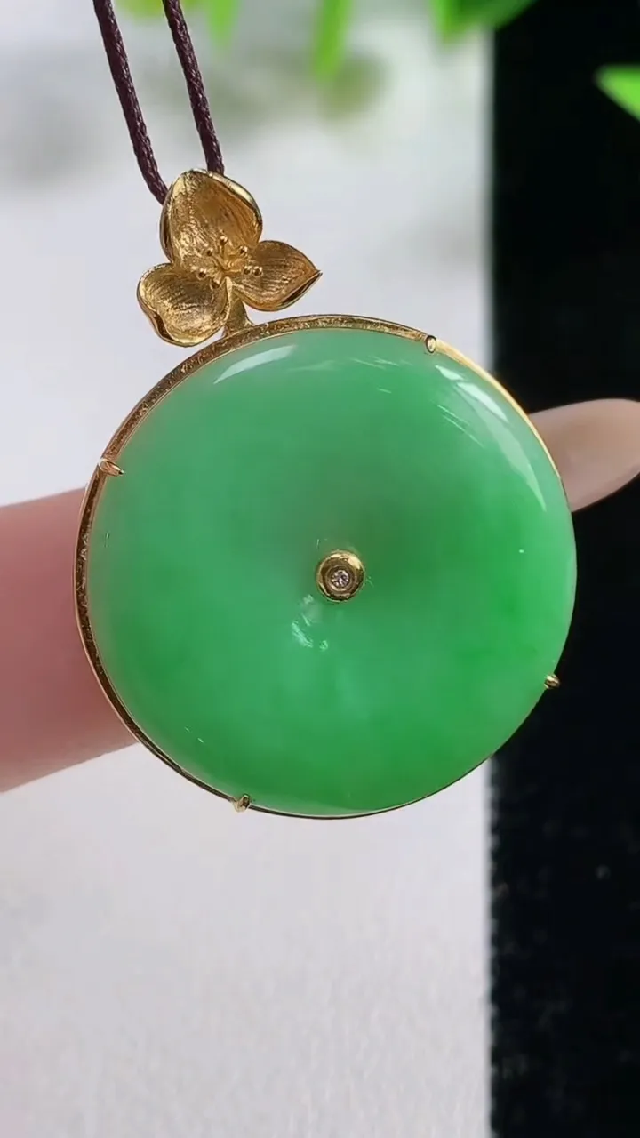 天然A货翡翠平安扣吊坠，尺寸32.6-24.7-6.3裸石23.5，重量:4.42g
11月9日