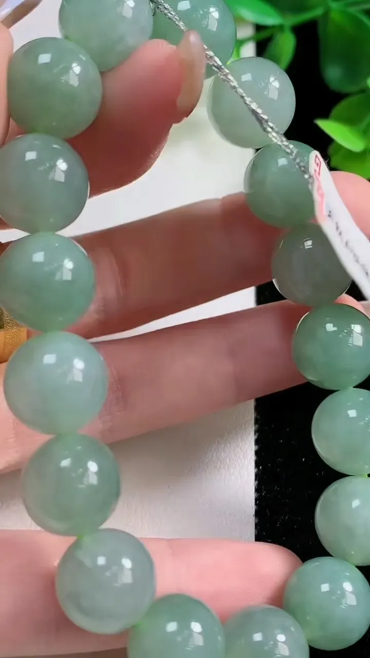 天然A货翡翠圆珠手串17颗，尺寸12，重量:53.28g11月9日
工厂直销收藏佳品,种好水足，色泽