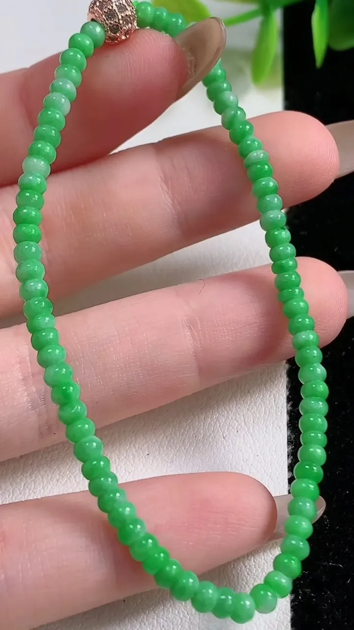 天然A货翡翠算盘珠手串74颗，尺寸3.3-2.4，重量:4.54g11月9日
工厂直销收藏佳品,种好水足，色泽均匀，有种有色，上手高大气！