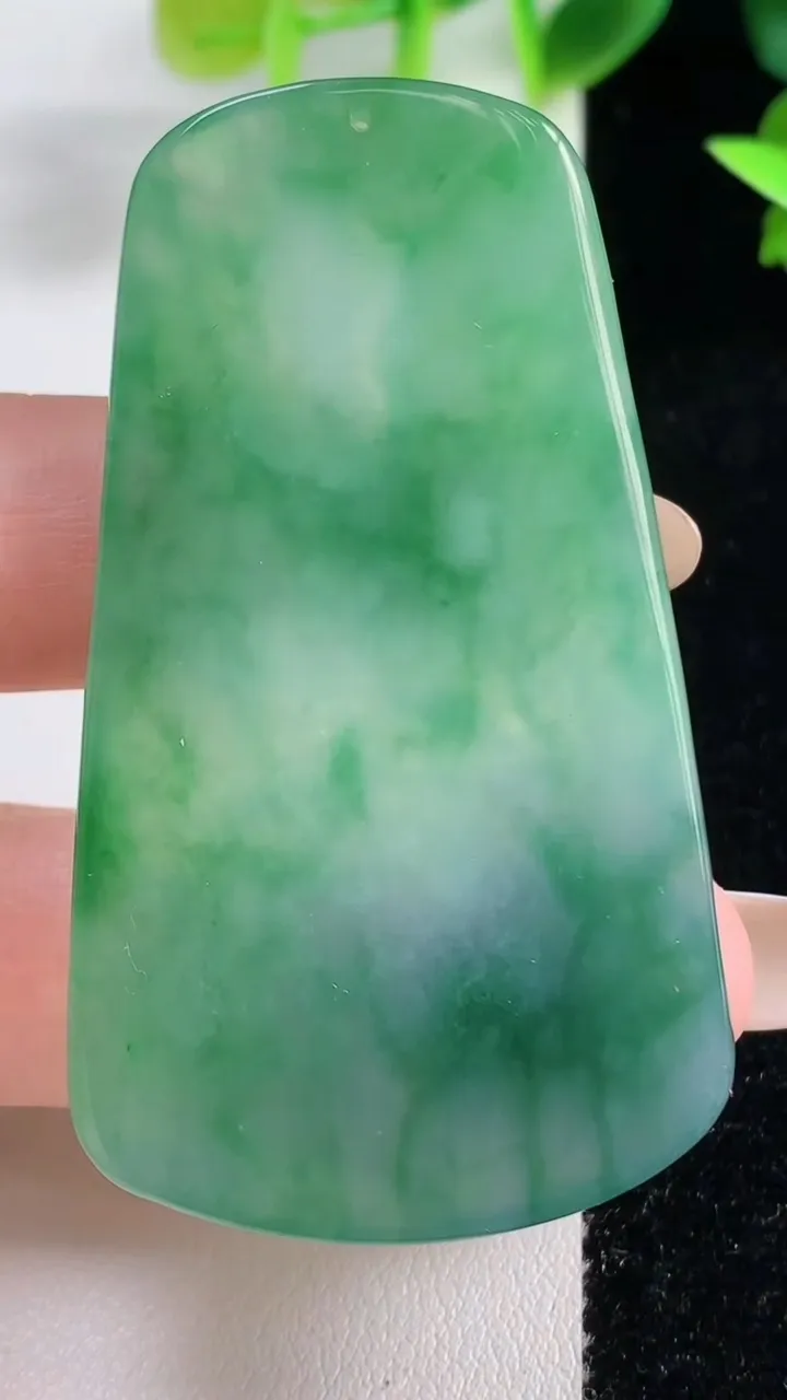 天然A货翡翠大势至观音菩萨吊坠，尺寸58.6-32.6-5.8，重量:24.44g
11月9日