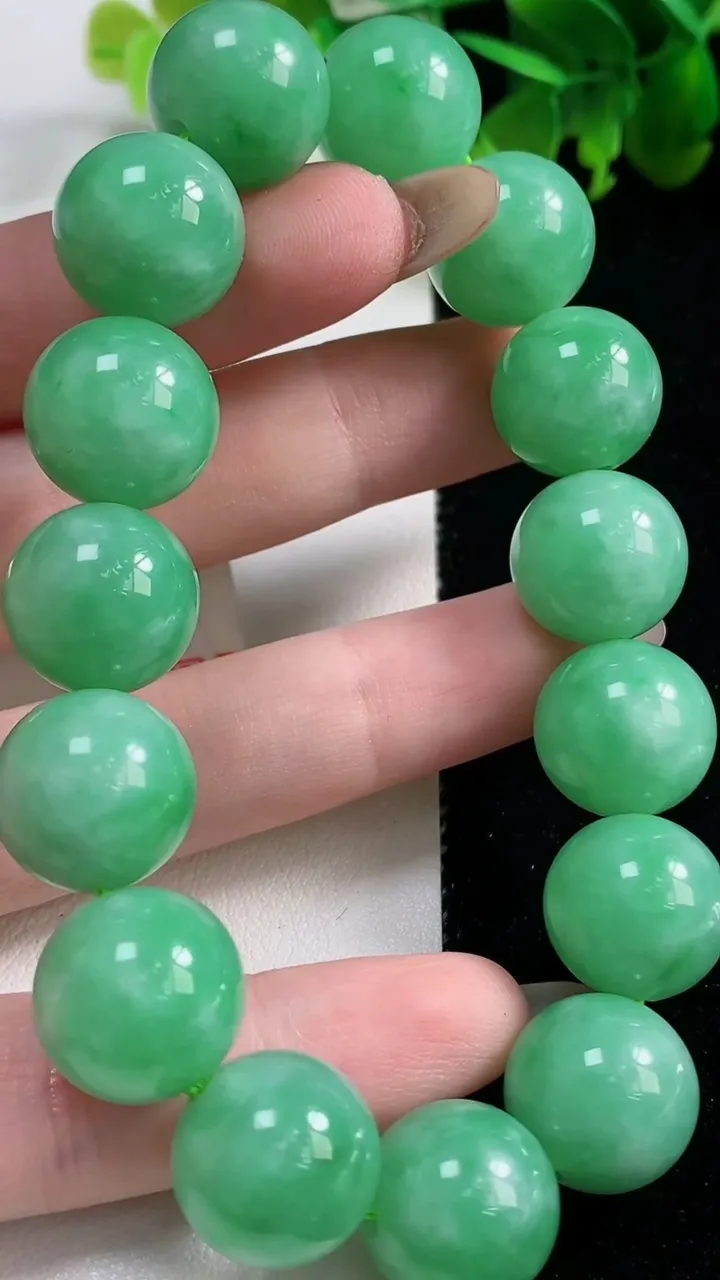天然A货翡翠圆珠手串15颗，尺寸14，重量:72.35g11月9日
工厂直销收藏佳品,种好水足，色泽均匀，有种有色，上手高大气！