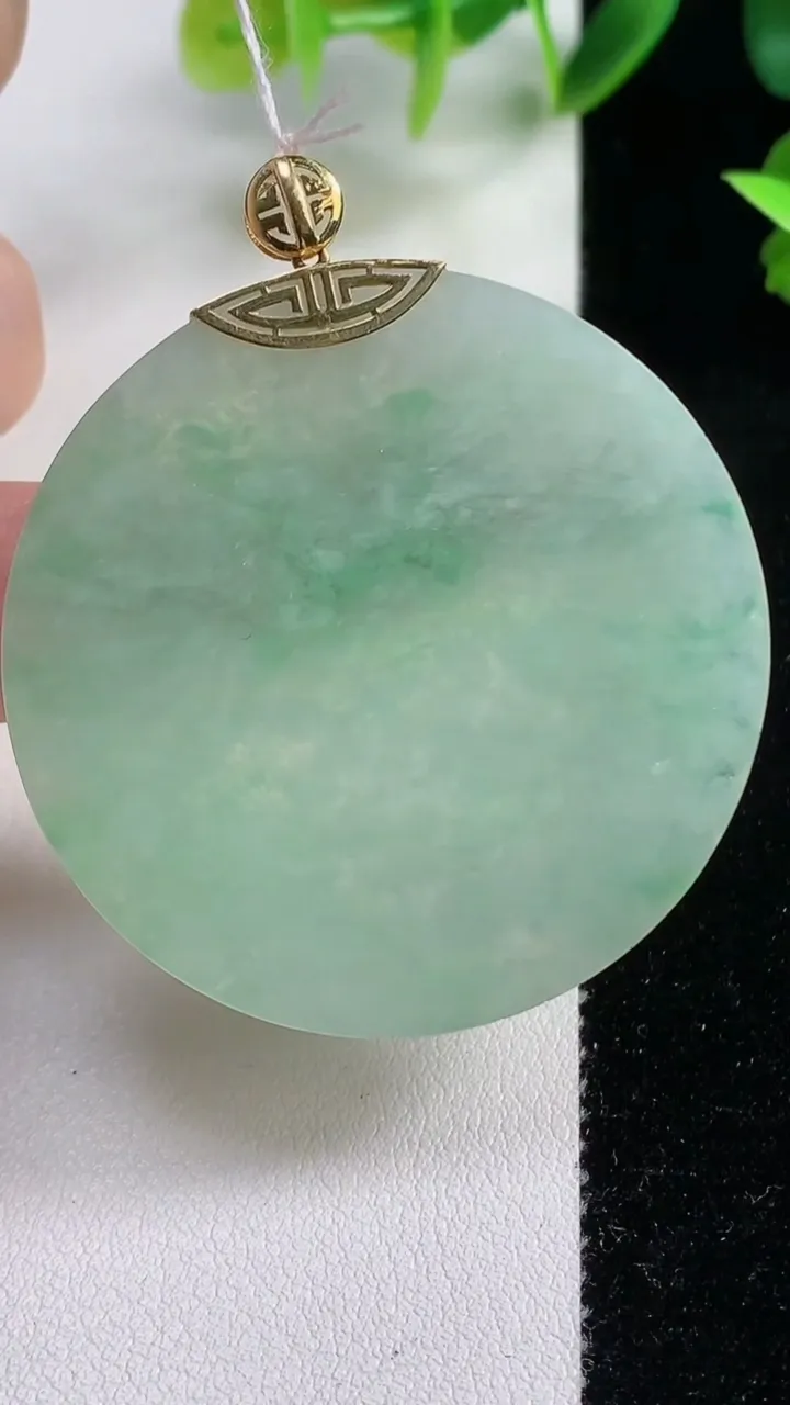 天然A货翡翠无事牌吊坠，尺寸44.4-3.8，重量:18.28g
11月9日