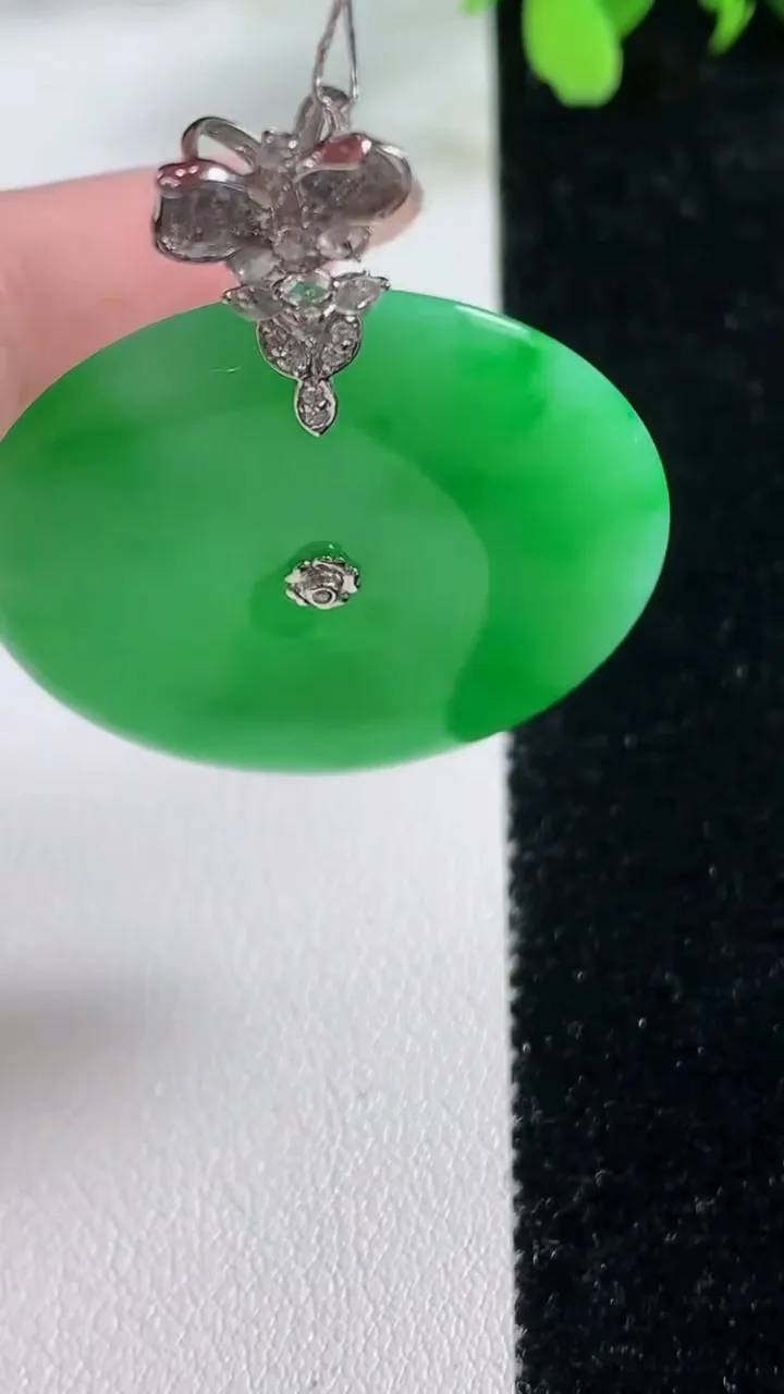 天然A货翡翠平安扣吊坠，尺寸35.3-5.4，重量:15.62g
11月9日