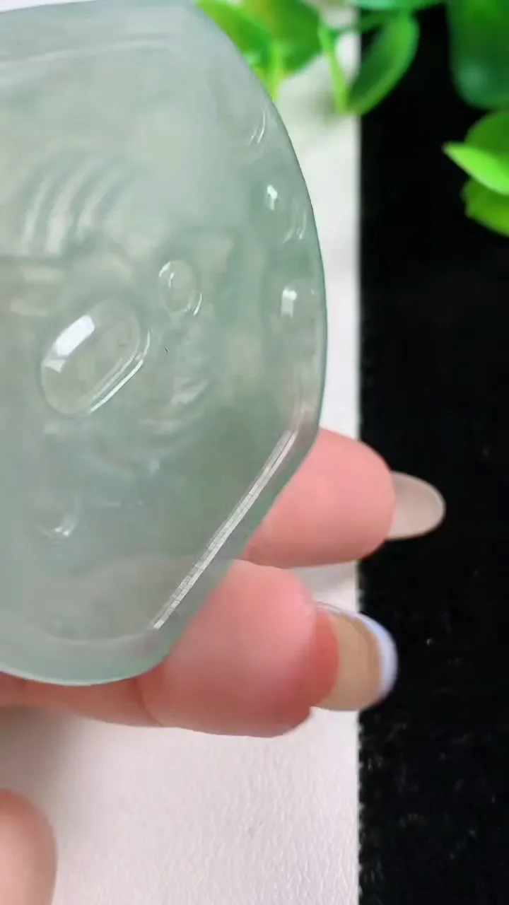 天然A货翡翠观音菩萨吊坠，尺寸56.2-48.3-4.7，重量:30.35g
11月9日