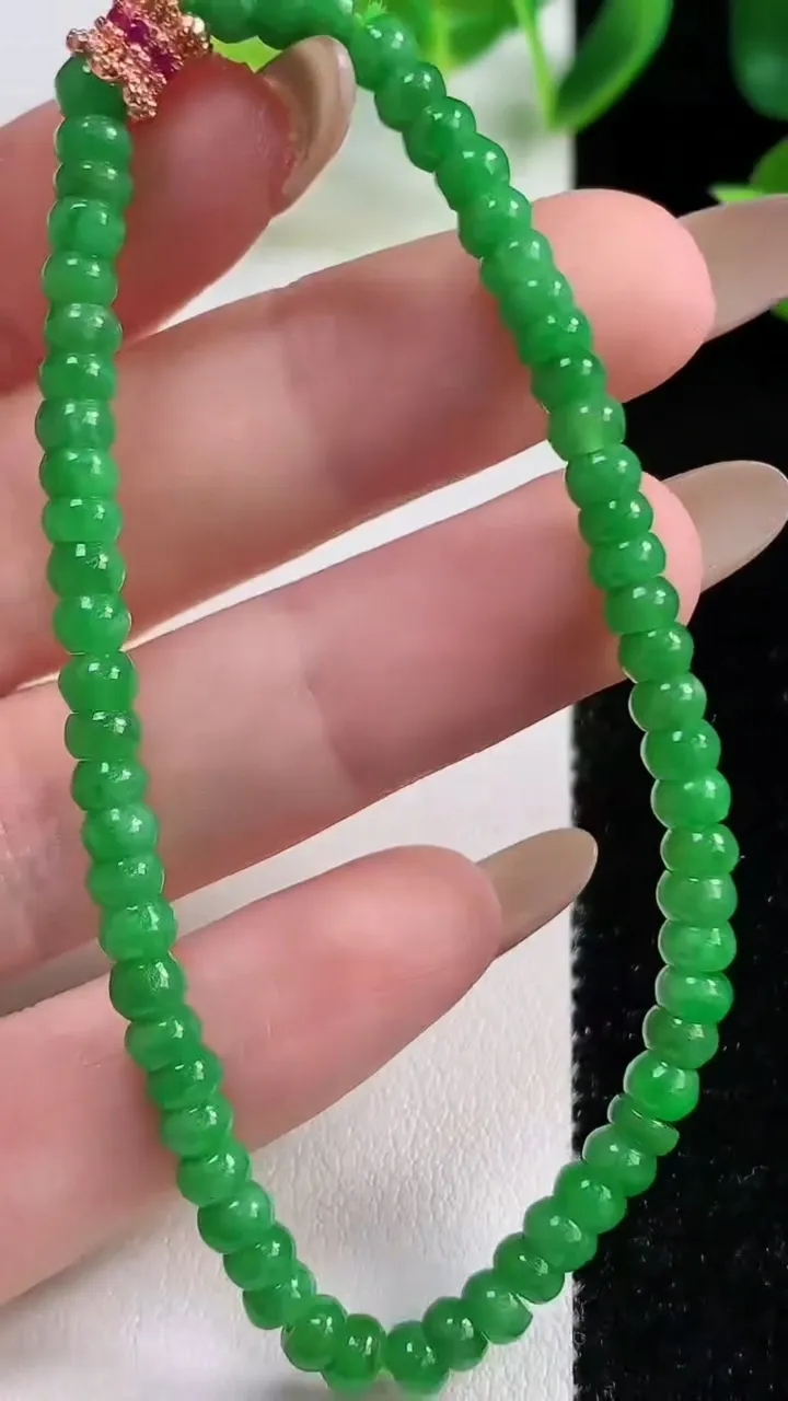 天然A货翡翠算盘珠手串64颗，尺寸4.4-2.7，重量:7.34g11月9日
工厂直销收藏佳品,种好水足，色泽均匀，有种有色，上手高大气！