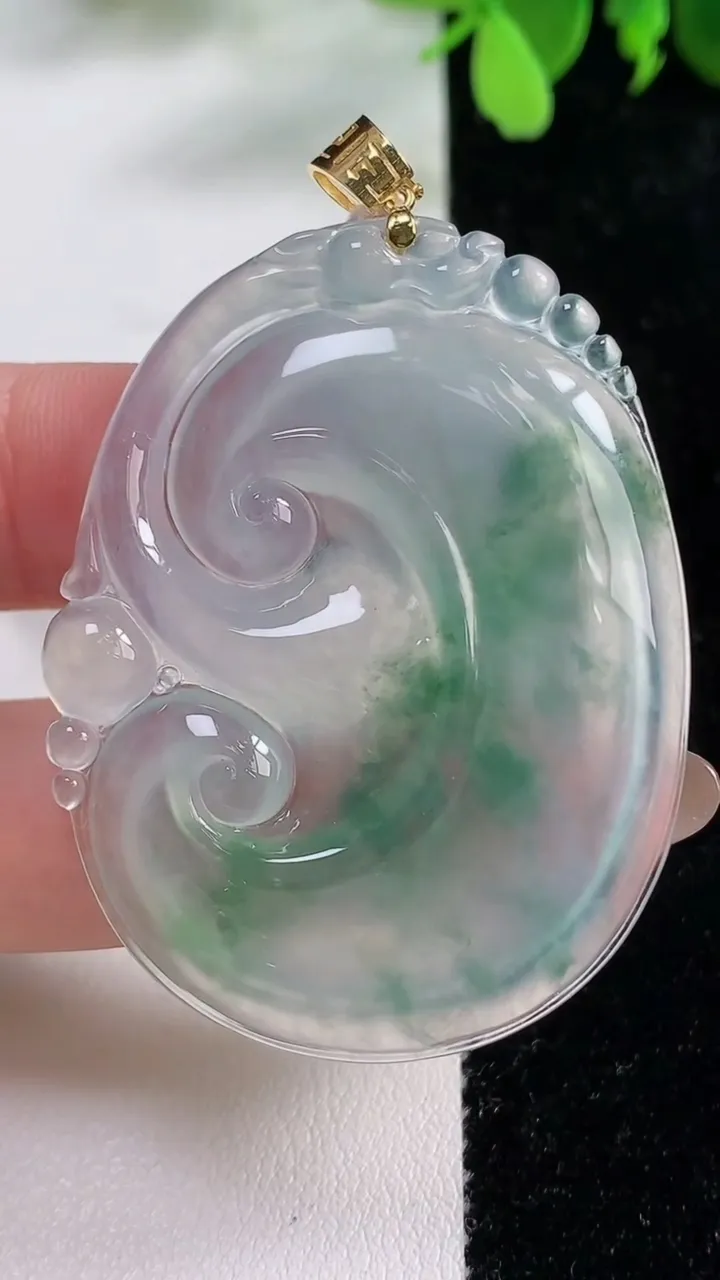 天然A货翡翠种飘花如意吊坠，尺寸48.6-37.6-4.5，重量:16.14g
11月9日