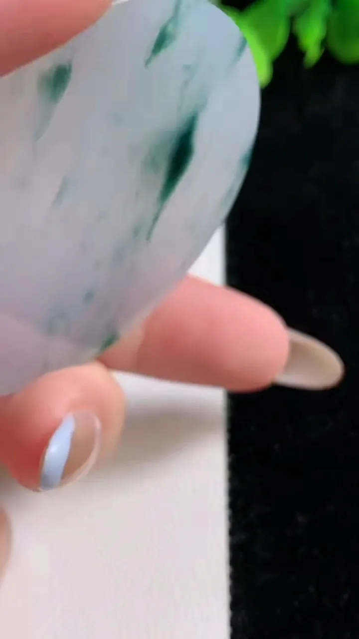 天然A货翡翠种飘花无事牌吊坠镶嵌件，尺寸50-6.6，重量:40.68g
11月9日