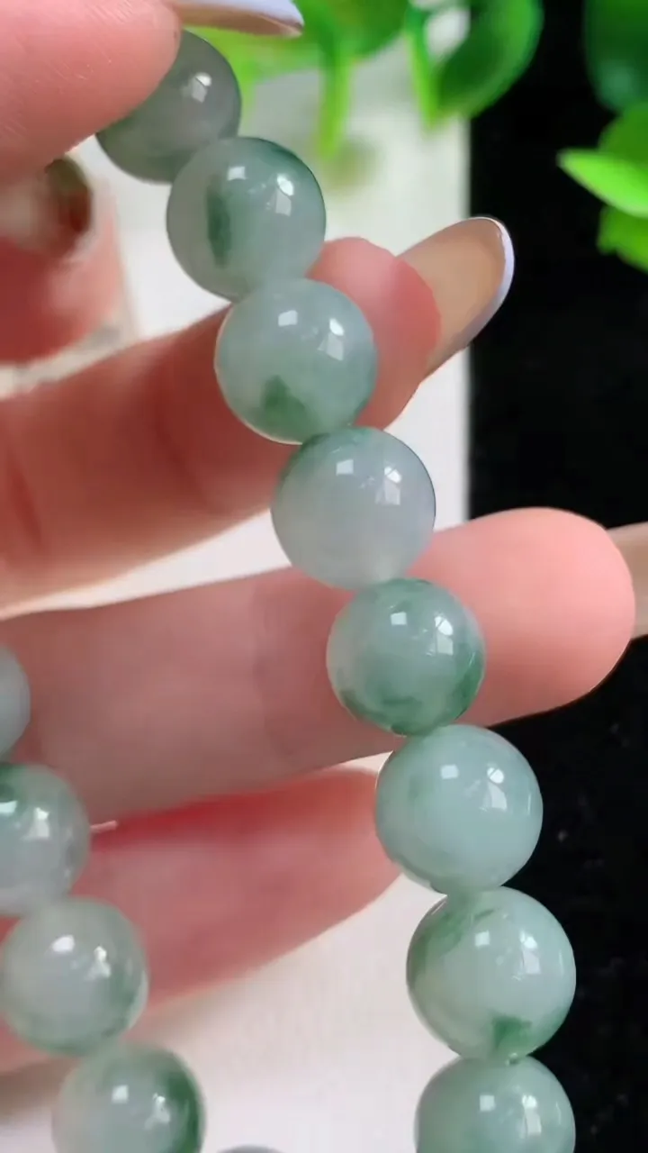 天然A货翡翠种飘花圆珠手串19颗，尺寸10，重量:32.51g11月9日
工厂直销收藏佳品,种好水足，色泽均匀，有种有色，上手高大气！