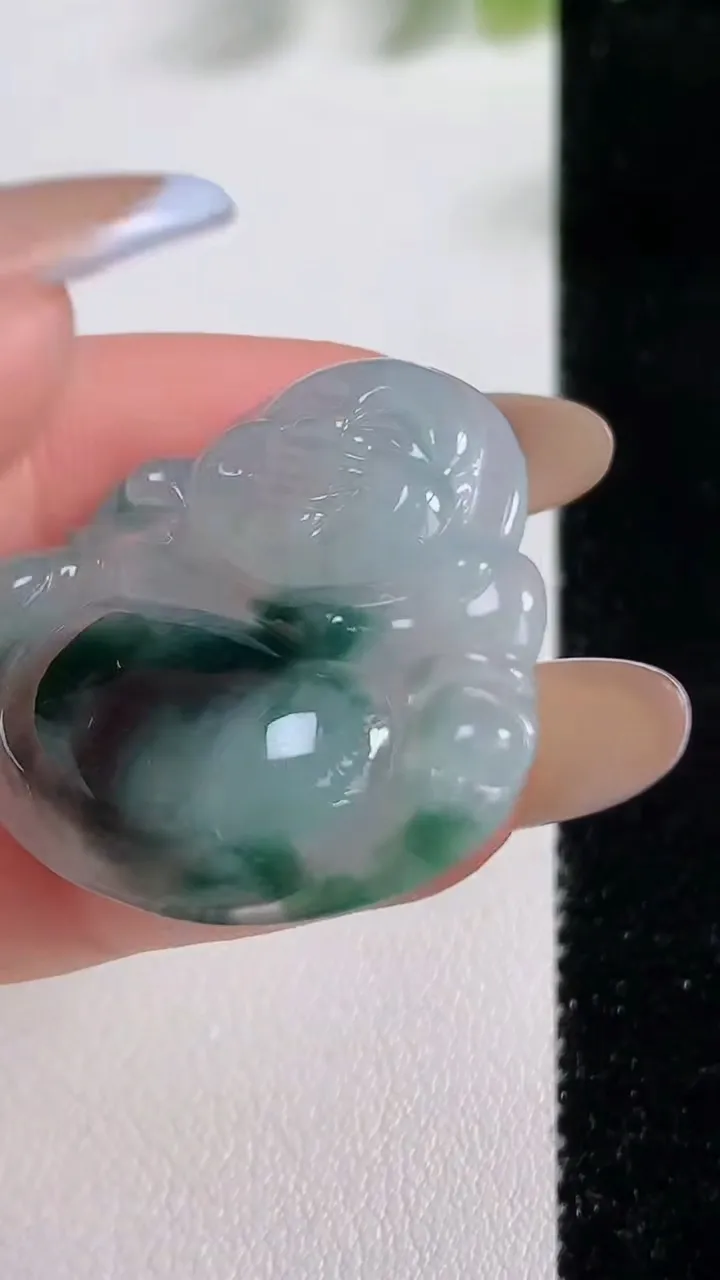 天然A货翡翠冰种飘花佛公吊坠，尺寸31-33.3-5.5，重量:7.60g
11月9日