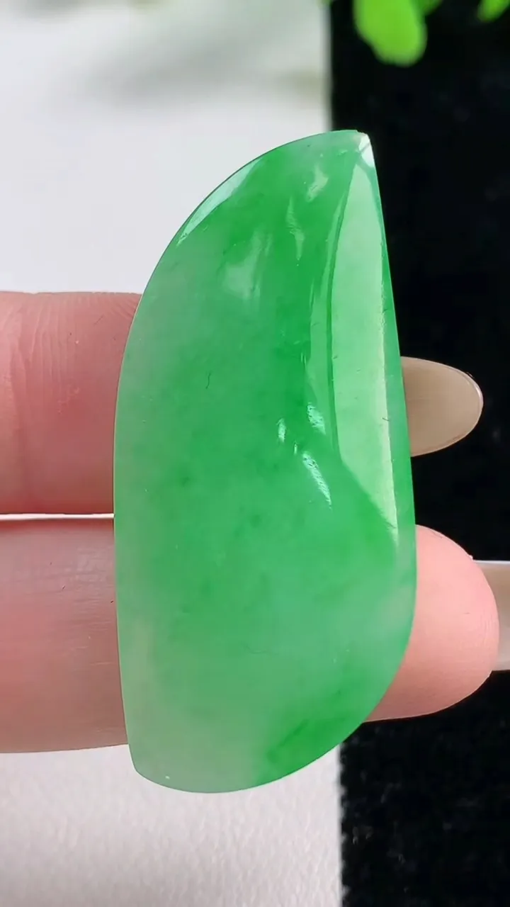 天然A货翡翠随形吊坠镶嵌件，尺寸43.8-19-5.3，重量:7.91g
11月9日