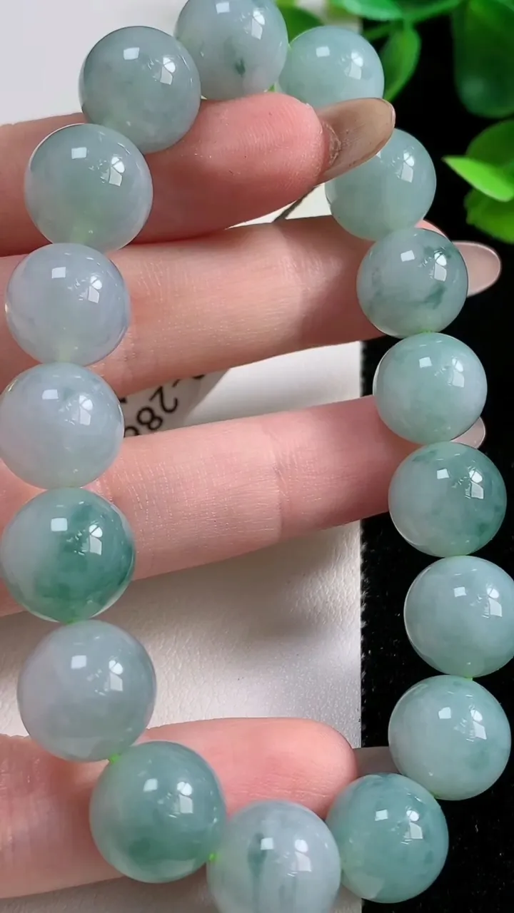 天然A货翡翠种飘花圆珠手串17颗，尺寸12.4，重量:53.73g11月9日
工厂直销收藏佳品,种好