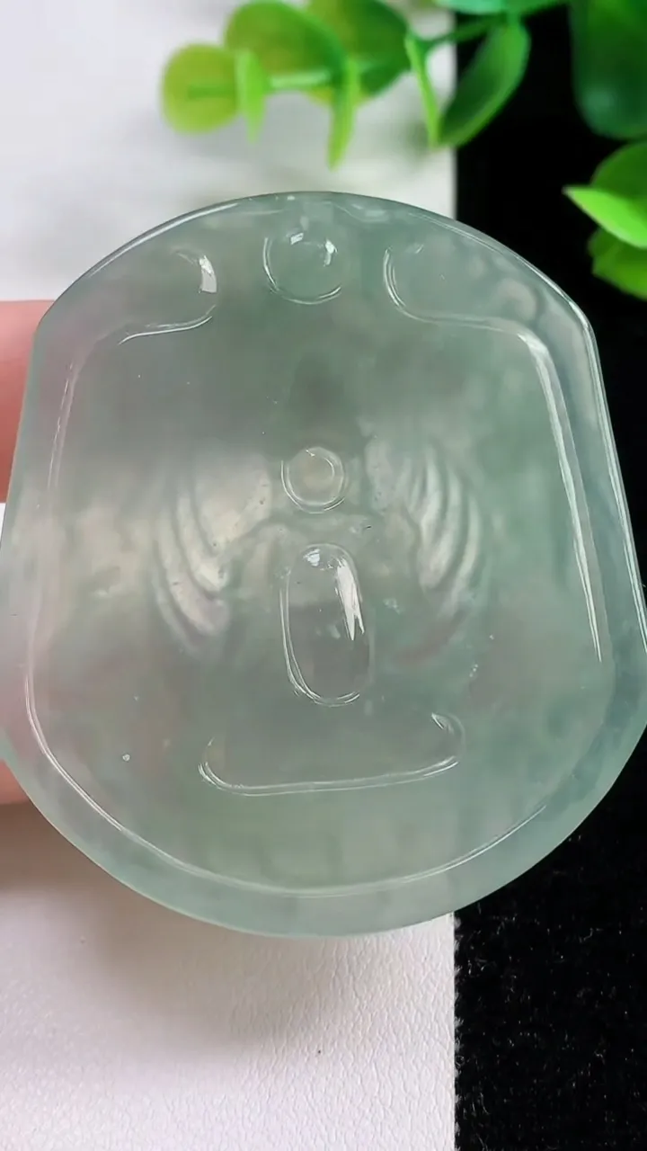 天然A货翡翠观音菩萨吊坠，尺寸56.2-48.3-4.7，重量:30.35g
11月9日